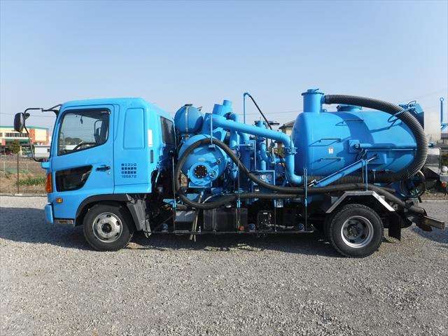 下水管の更生工事スタッフ